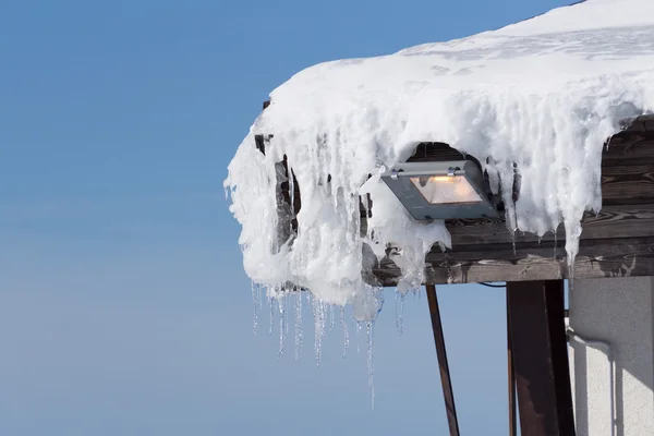 Icicles on the roof of a house — Stock Photo, Image