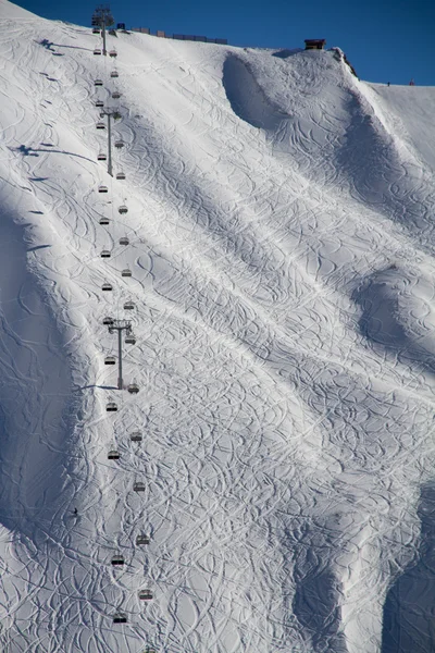 Elevador de cadeiras na estância de esqui Krasnaya Polyana, Rússia — Fotografia de Stock