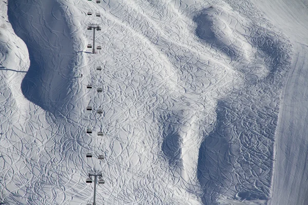 滑雪度假村红波利亚纳，俄罗斯的升降椅 — 图库照片