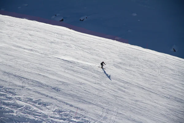 Skiër naar beneden de helling in skiresort. — Stockfoto