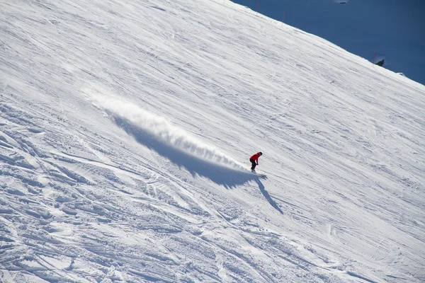 Skier спускається по схилу на гірськолижному курорті . — стокове фото