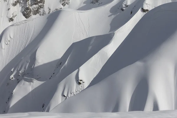 Pendio innevato della montagna — Foto Stock