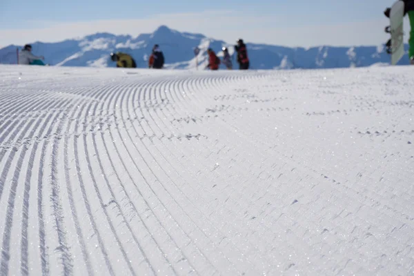 Čerstvá sněhová rolba stopy na lyžařské sjezdovce — Stock fotografie