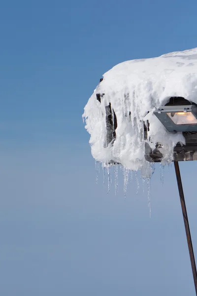 Icicles on the roof of a house — Stock Photo, Image