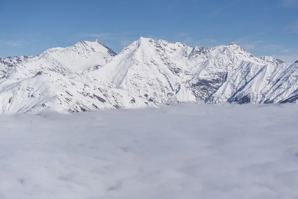 Vista de las montañas y el cielo azul sobre las nubes —  Fotos de Stock