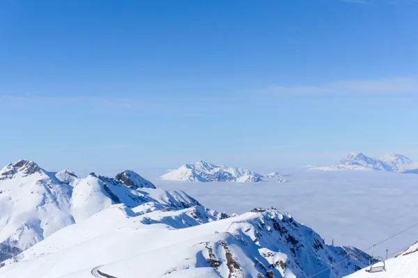 Vista de las montañas y el cielo azul sobre las nubes —  Fotos de Stock