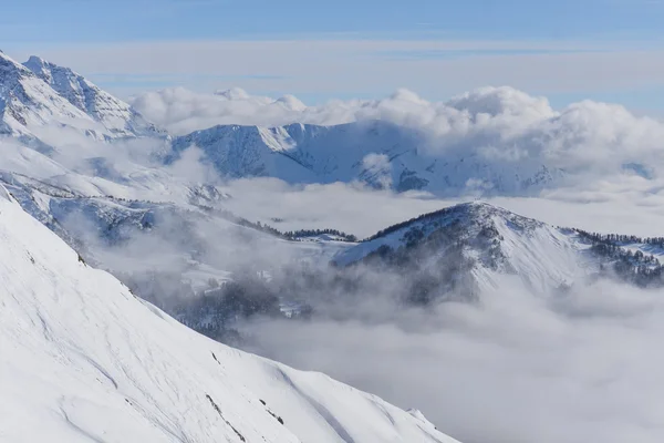 Vista sulle montagne e cielo blu sopra le nuvole — Foto Stock