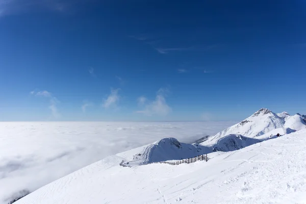 Вид на гори і блакитне небо над хмарами — стокове фото