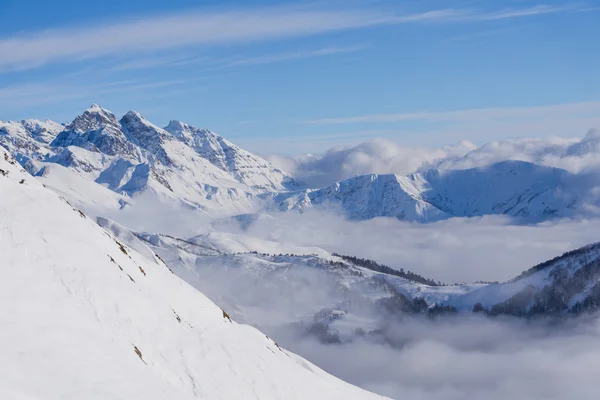 Vista sulle montagne e cielo blu sopra le nuvole — Foto Stock