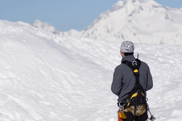 Dağcı karla kaplı dağ arıyor — Stok fotoğraf