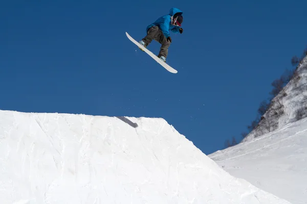 Snowboarder jumps in Snow Park,  ski resort — Stock Photo, Image