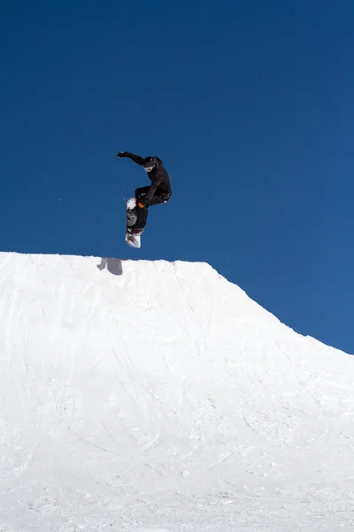 Saltos de snowboarder em Snow Park, estância de esqui — Fotografia de Stock