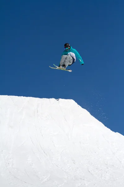 Saltos esquiador em Snow Park, estância de esqui — Fotografia de Stock