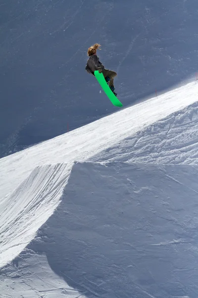 Snowboarder salta in Snow Park, stazione sciistica — Foto Stock