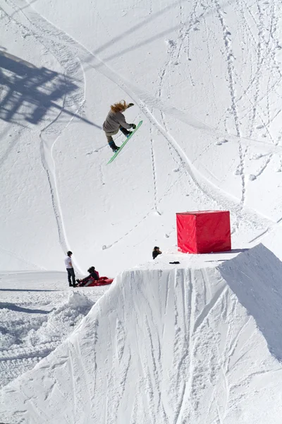 Snowboarder άλματα στο πάρκο χιόνι, χιονοδρομικό κέντρο — Φωτογραφία Αρχείου