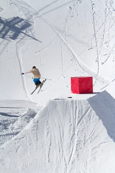 Saltos esquiador em Snow Park, estância de esqui — Fotografia de Stock