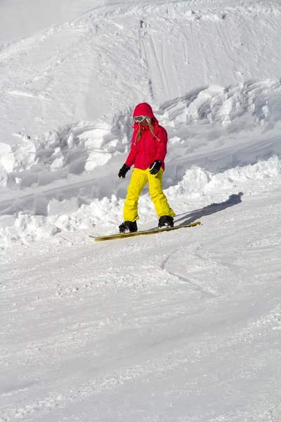 Snowboardista na horském svahu — Stock fotografie