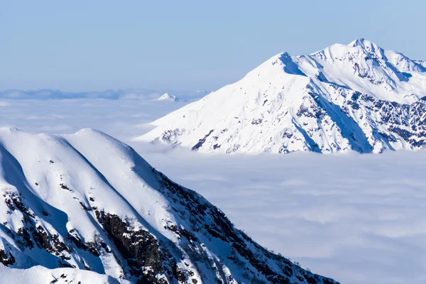 View on mountains and blue sky above clouds — Stock Photo, Image