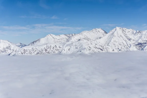 Vista sulle montagne e cielo blu sopra le nuvole — Foto Stock