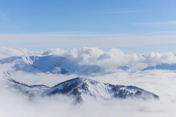 Vista de las montañas y el cielo azul sobre las nubes —  Fotos de Stock