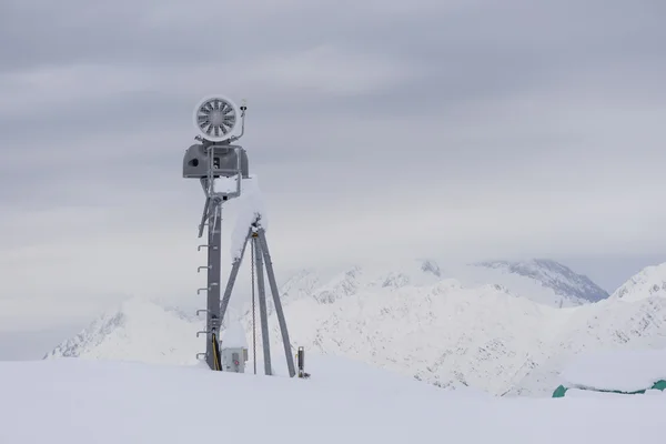 Schneekanone im Bergskigebiet — Stockfoto