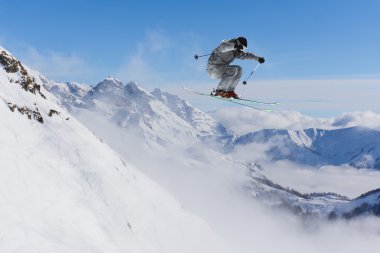 kayakçı dağların üzerinde uçan