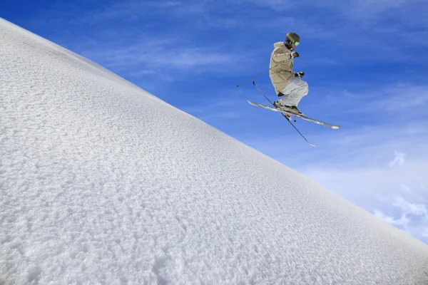 Skieur volant sur les montagnes — Photo