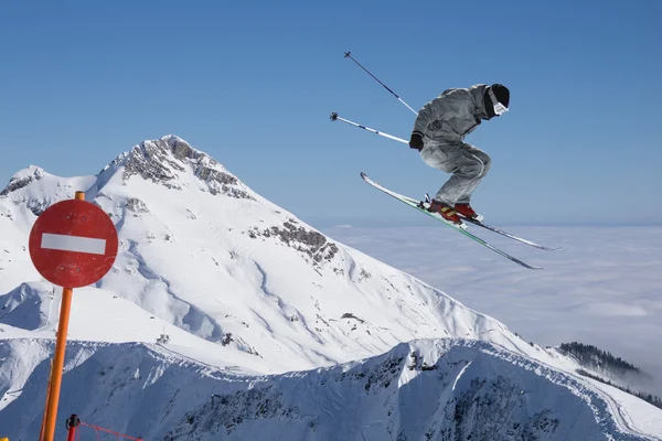 Latający narciarz w górach — Zdjęcie stockowe