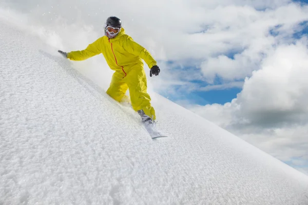 Aşağı hareket içinde toz kar snowboard binici — Stok fotoğraf