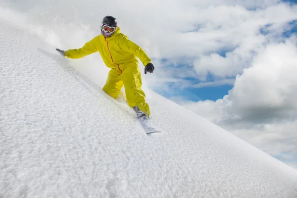 Snowboard coureur se déplaçant en poudre de neige — Photo