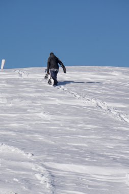 Karlı bir dağ tırmanma snowboard