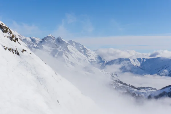 Вид на горы и голубое небо над облаками — стоковое фото