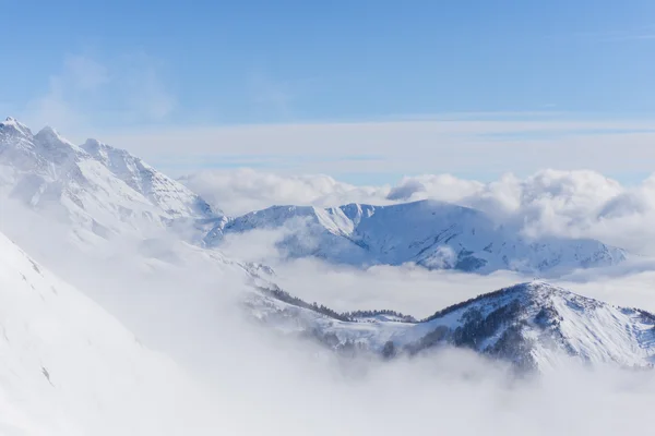 Вид на горы и голубое небо над облаками — стоковое фото