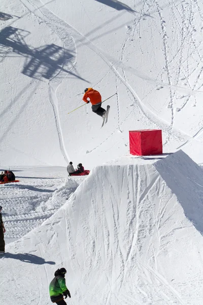 Narciarz skacze w Snow Park, ośrodek narciarski — Zdjęcie stockowe