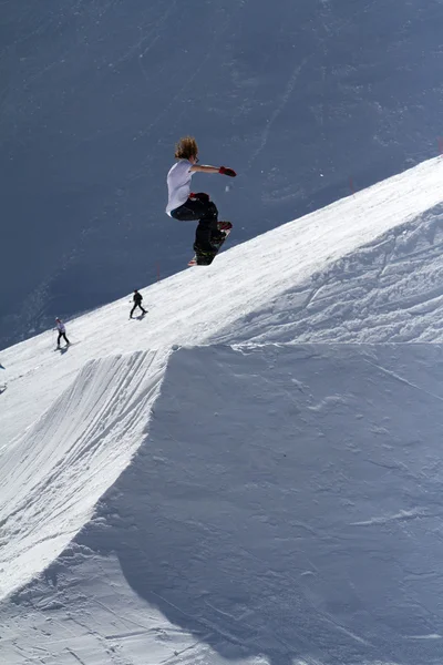 Snowboarder salta in Snow Park, stazione sciistica — Foto Stock