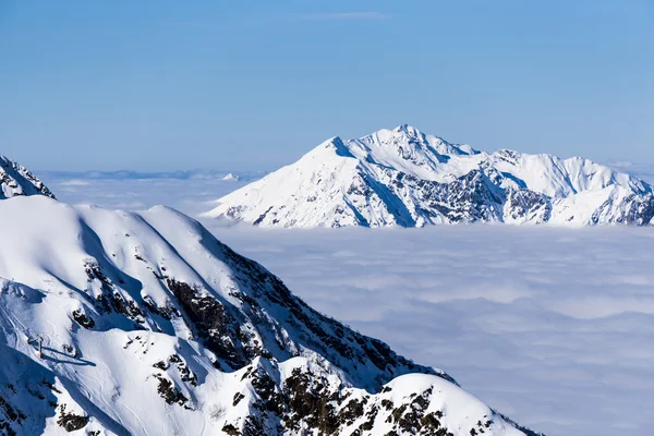 Vista de las montañas y el cielo azul sobre las nubes —  Fotos de Stock