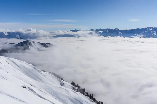 Dağlara ve bulutların üstündeki mavi gökyüzüne bak — Stok fotoğraf