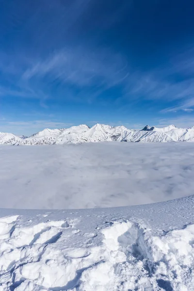 Vista de las montañas y el cielo azul sobre las nubes —  Fotos de Stock