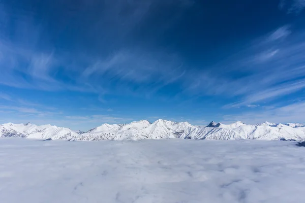 在云彩之上的群山和蓝天 — 图库照片