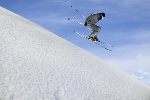 Esquiador volador en las montañas —  Fotos de Stock
