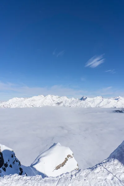 Vista sulle montagne e cielo blu sopra le nuvole — Foto Stock