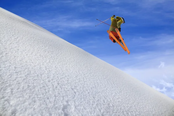 Skieur volant sur les montagnes — Photo