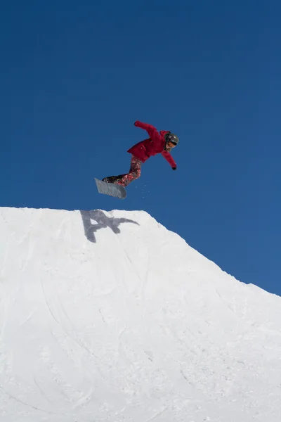 スノーパーク、スキー場でスノーボーダーがジャンプします。 — ストック写真