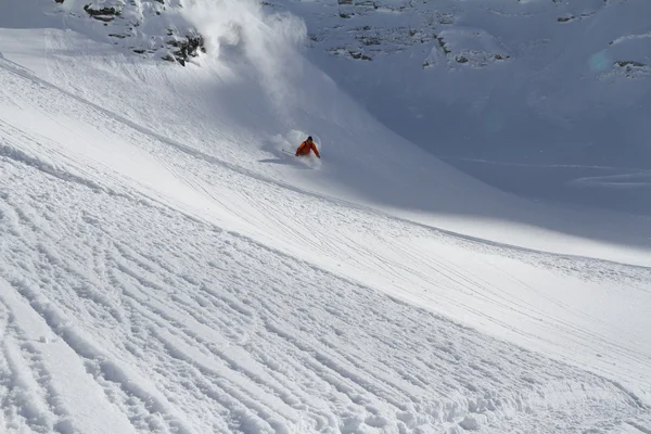 Esquiador en polvo profundo, freeride extremo — Foto de Stock