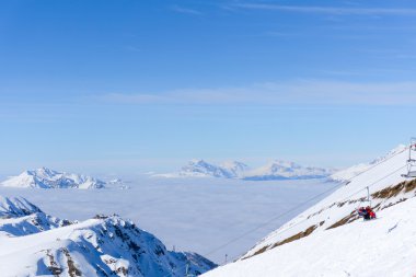 Dağlara ve bulutların üstündeki mavi gökyüzüne bak