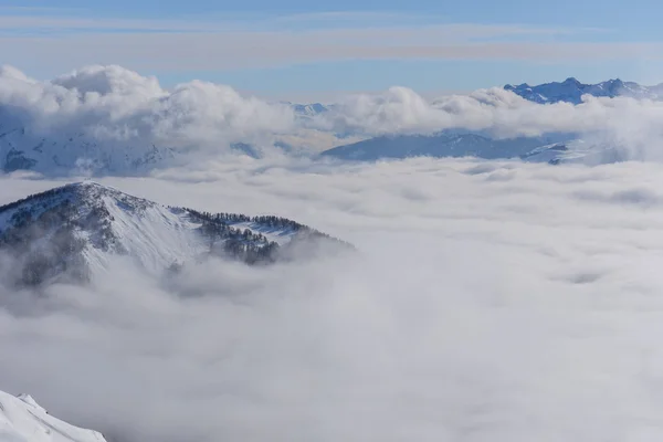 Vista sulle montagne e cielo blu sopra le nuvole — Foto Stock