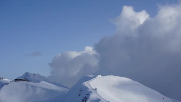 雪の山々、雲タイムラプス。コーカサス — ストック動画