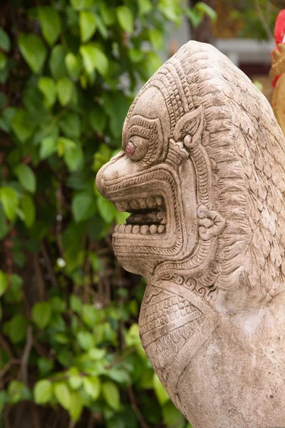 Estátua de uma criatura semelhante a um leão na Tailândia — Fotografia de Stock