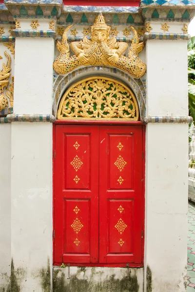 Porta vermelha templo tailandês — Fotografia de Stock