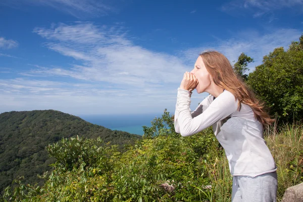 Donna urla in montagna — Foto Stock